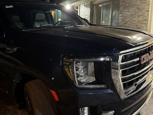 Used 2022 GMC Yukon SLT w/ SLT Premium Package image 2