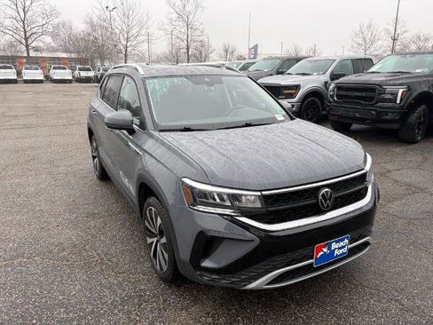 Used 2023 Volkswagen Taos SE w/ Panoramic Sunroof Package image 3