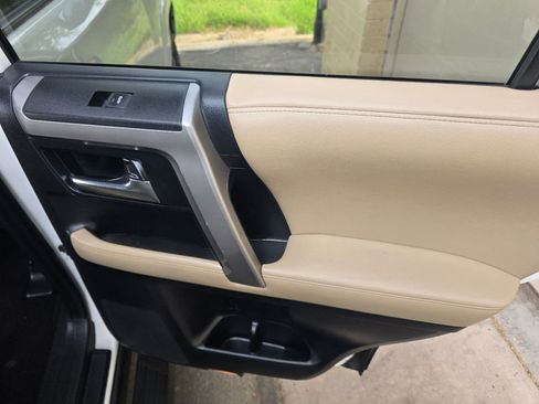 Used 2017 Toyota 4Runner SR5 RWD image 37