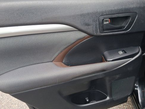 Used 2015 Toyota Highlander LE AWD/4WD image 19