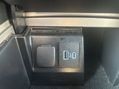 Used 2021 Ford Explorer Limited w/ Equipment Group 301A image 33