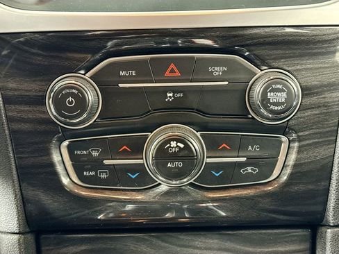 Used 2022 Chrysler 300 Touring w/ Sport Appearance Package image 15