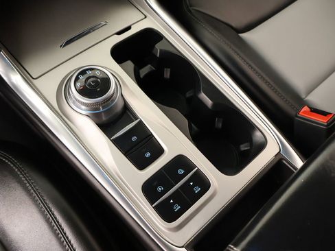 Used 2024 Ford Explorer XLT w/ Equipment Group 202A image 9