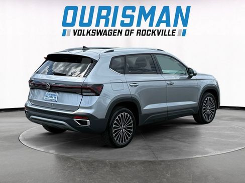 Used 2025 Volkswagen Taos SE w/ Panoramic Sunroof Package FWD image 6