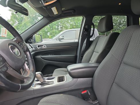 Used 2018 Jeep Grand Cherokee Laredo AWD/4WD image 11