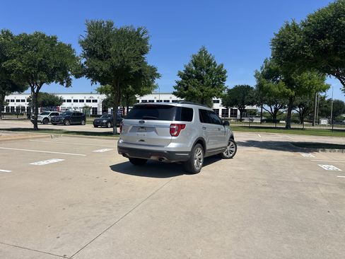 Used 2019 Ford Explorer Limited w/ Class III Trailer Tow Package FWD image 2