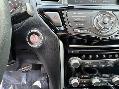 Used 2018 Nissan Pathfinder SV image 32