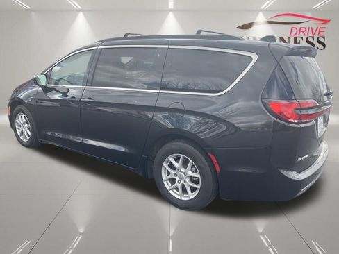Used 2022 Chrysler Pacifica Touring-L FWD image 4