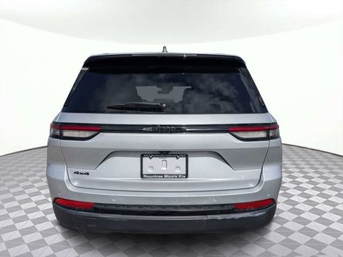 Used 2025 Jeep Grand Cherokee Altitude AWD/4WD image 4