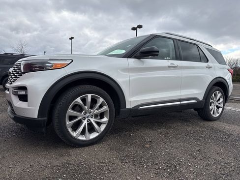 Used 2023 Ford Explorer Platinum w/ Technology Package image 2