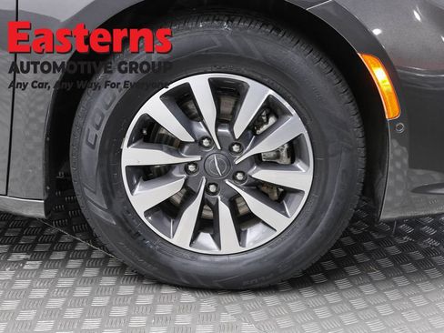 Used 2022 Chrysler Pacifica Touring-L w/ Uconnect Theater Family Group FWD image 32