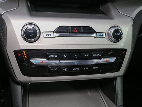 Used 2022 Ford Explorer XLT image 27