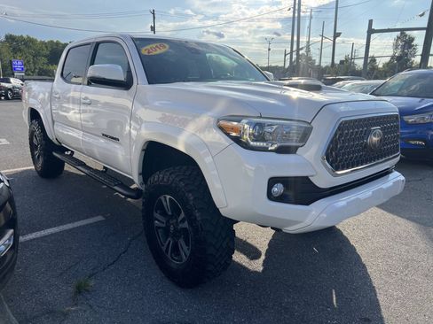 Used 2019 Toyota Tacoma TRD Sport w/ Technology Package RWD image 3