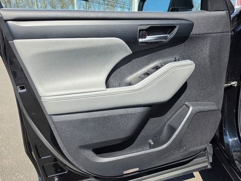 Used 2023 Toyota Highlander XLE AWD/4WD image 19