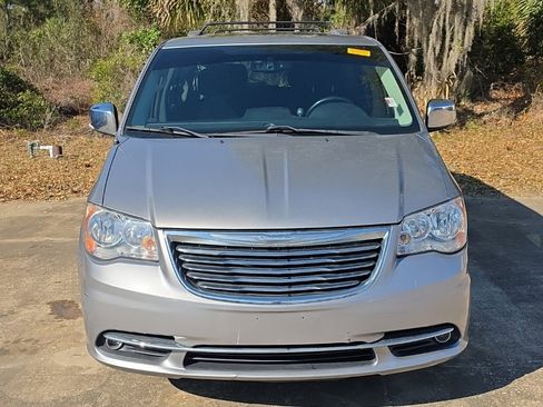 Used 2015 Chrysler Town & Country Limited image 6