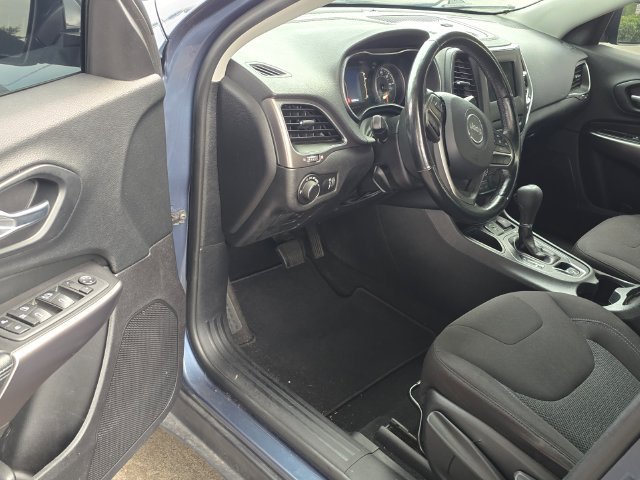 Used 2020 Jeep Cherokee Latitude w/ Cold Weather Group FWD image 5
