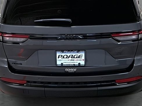 Used 2023 Jeep Grand Cherokee Altitude image 11
