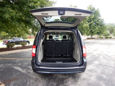 Used 2014 Chrysler Town & Country Touring FWD image 23