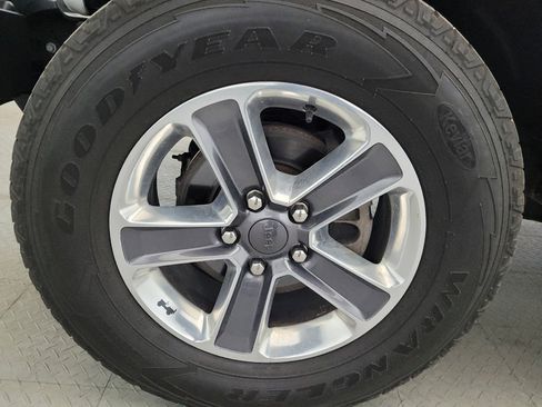 Used 2020 Jeep Wrangler Unlimited Sahara AWD/4WD image 31