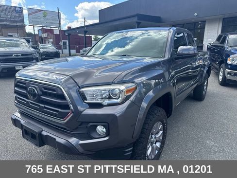 Used 2018 Toyota Tacoma SR5 AWD/4WD image 3
