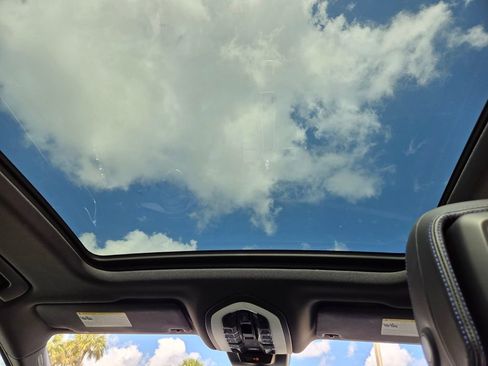 Used 2024 Porsche Macan w/ Premium Plus Package image 28