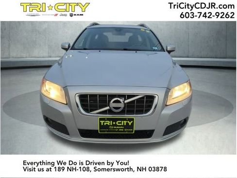 Used 2010 Volvo V70 R-Design image 8