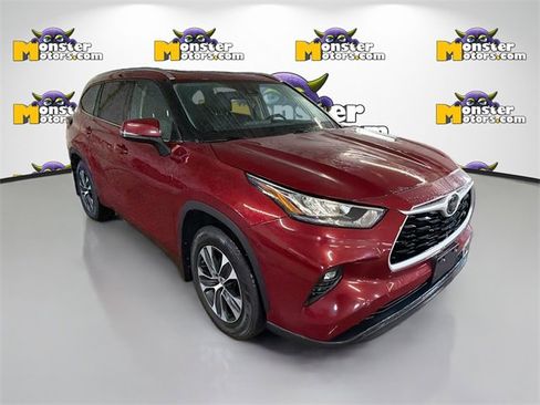 Used 2020 Toyota Highlander XLE image 3