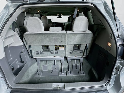 Used 2019 Toyota Sienna LE w/ Carpet Mat Package image 27