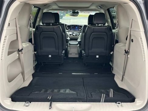 Used 2023 Chrysler Pacifica Limited FWD image 6