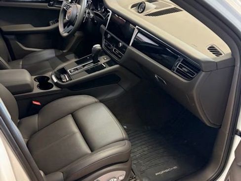 Used 2023 Porsche Macan AWD/4WD image 2