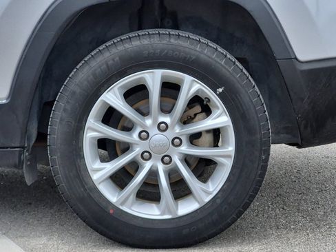 Used 2019 Jeep Cherokee Latitude w/ Popular Appearance Group FWD image 22