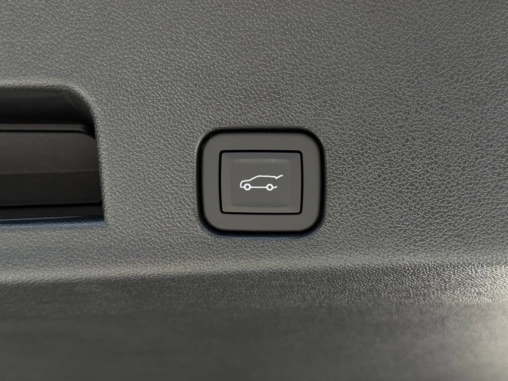 New 2026 Chevrolet Traverse High Country w/ LPO, Floor Liner Package FWD image 18