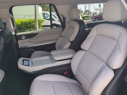 New 2025 Lincoln Navigator L Reserve image 14