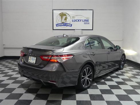 Used 2020 Toyota Camry SE w/ Sunroof Package image 10