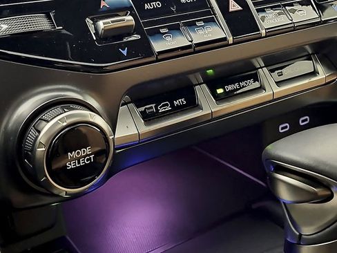 Used 2025 Lexus LX 600 4WD w/ Luxury Package image 29