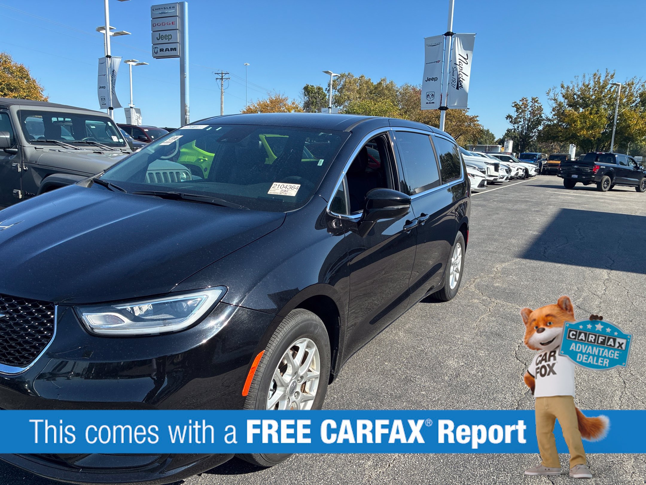 Used 2025 Chrysler Pacifica Select FWD image 2