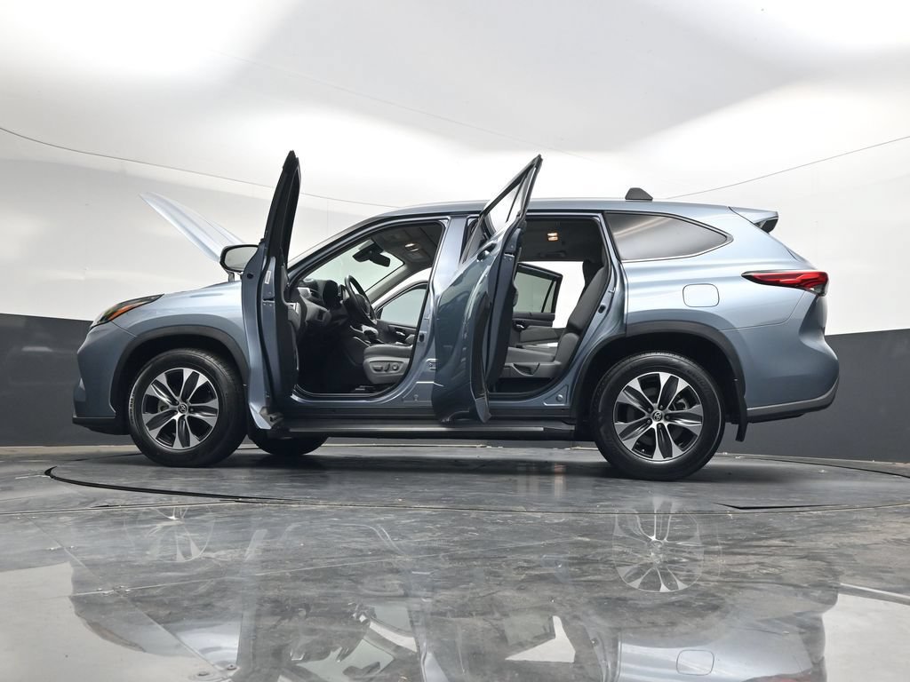 Used 2022 Toyota Highlander XLE FWD image 44