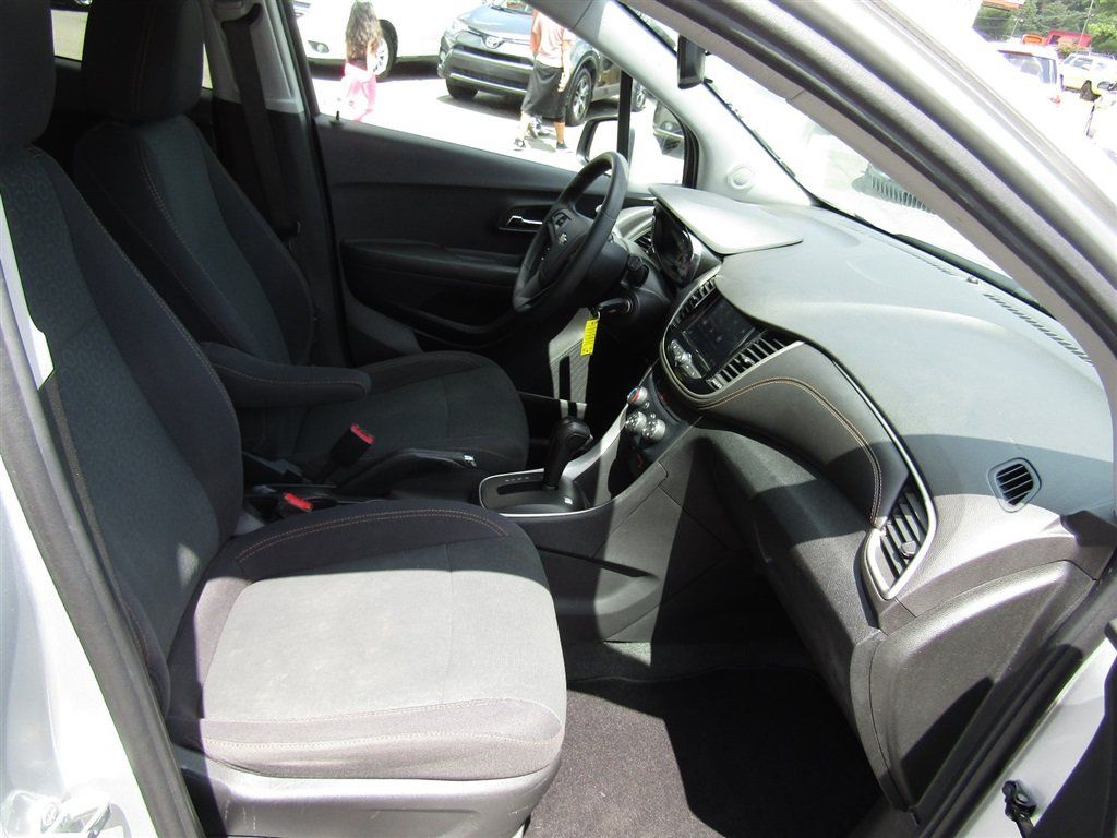 Used 2020 Chevrolet Trax LS w/ Tint and Cruise Package FWD image 18