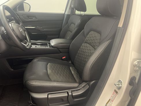 Used 2024 Nissan Pathfinder S image 12