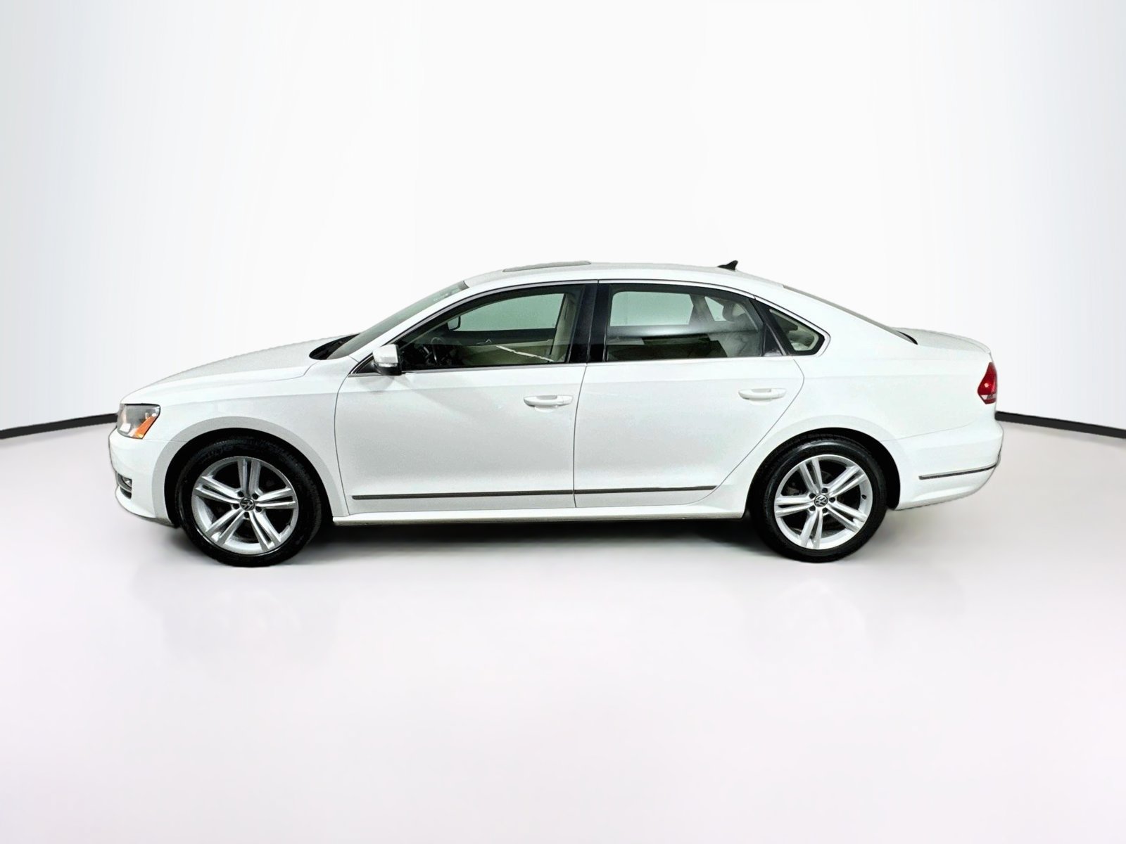 Used 2014 Volkswagen Passat TDI SEL Premium FWD image 4