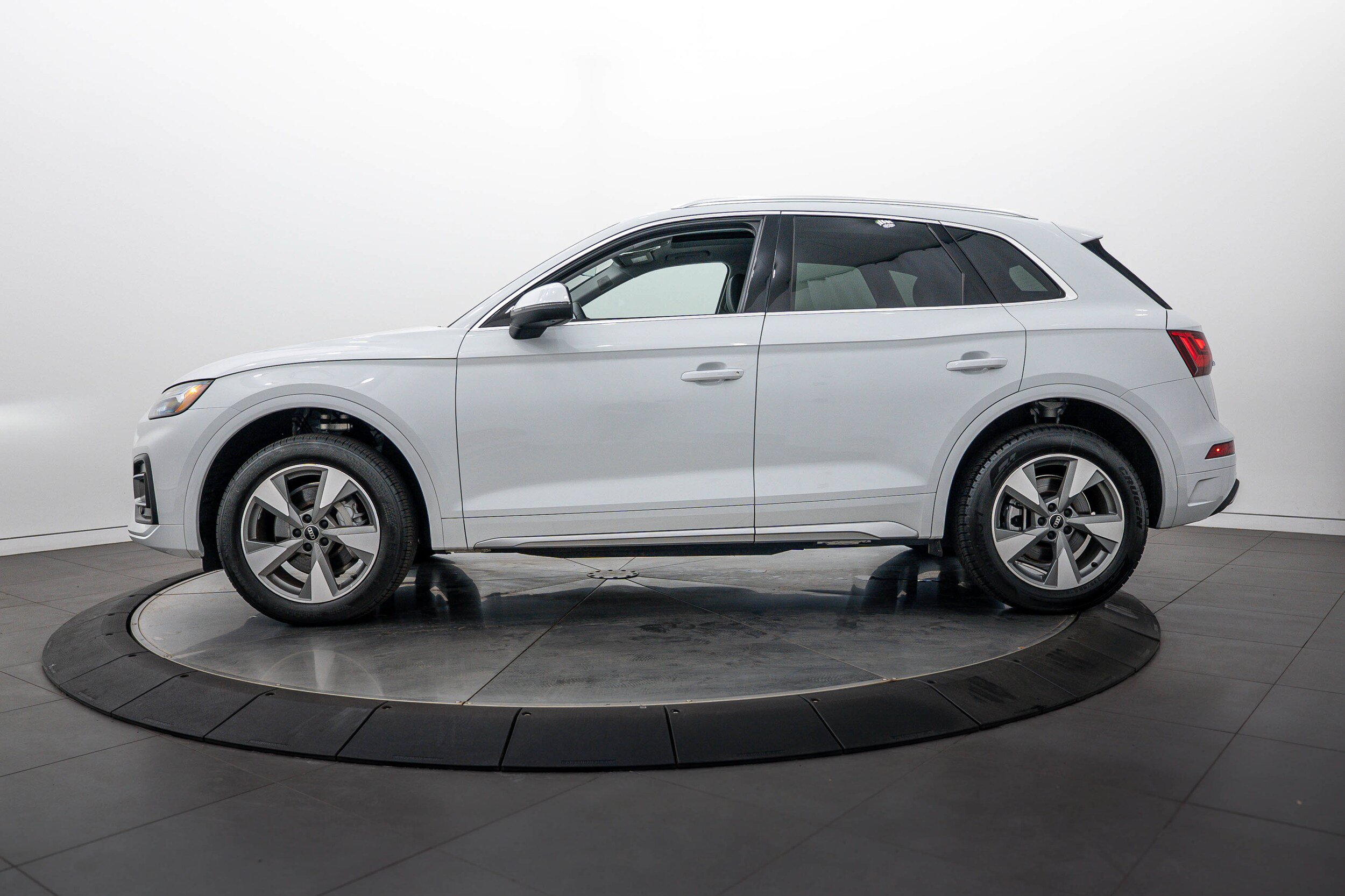 Certified 2024 Audi Q5 2.0T Premium Plus w/ Premium Plus Package AWD/4WD image 6