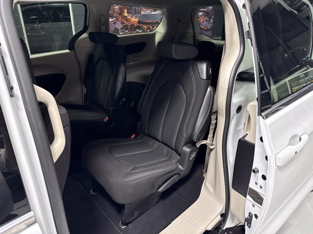 Used 2022 Chrysler Voyager LX FWD image 15