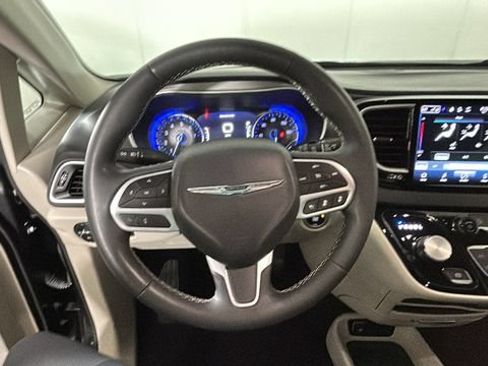 Used 2024 Chrysler Pacifica Touring-L FWD image 14