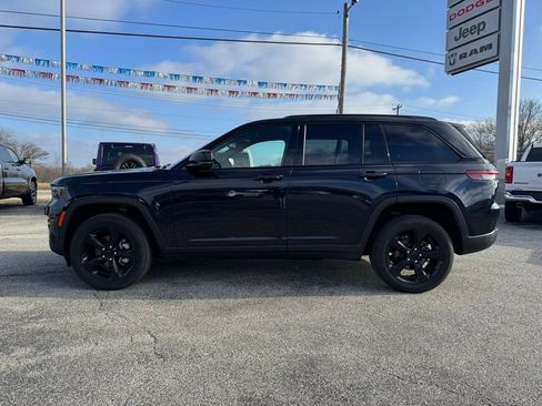 Used 2024 Jeep Grand Cherokee Limited w/ Luxury Tech Group II image 2