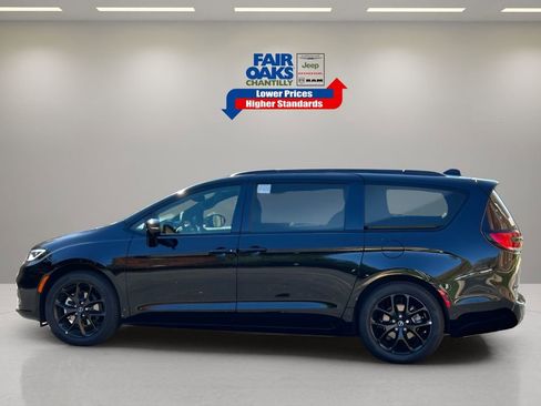 New 2026 Chrysler Pacifica Limited w/ Uconnect Theater Family Group image 12