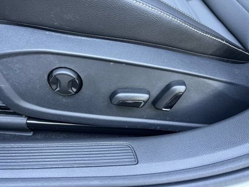 Used 2025 Volkswagen Jetta SE FWD image 33