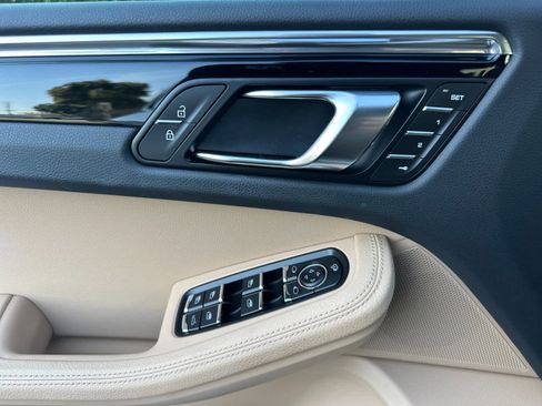 Certified 2025 Porsche Macan AWD/4WD image 12