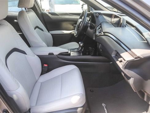 Used 2019 Lexus UX 200 image 17