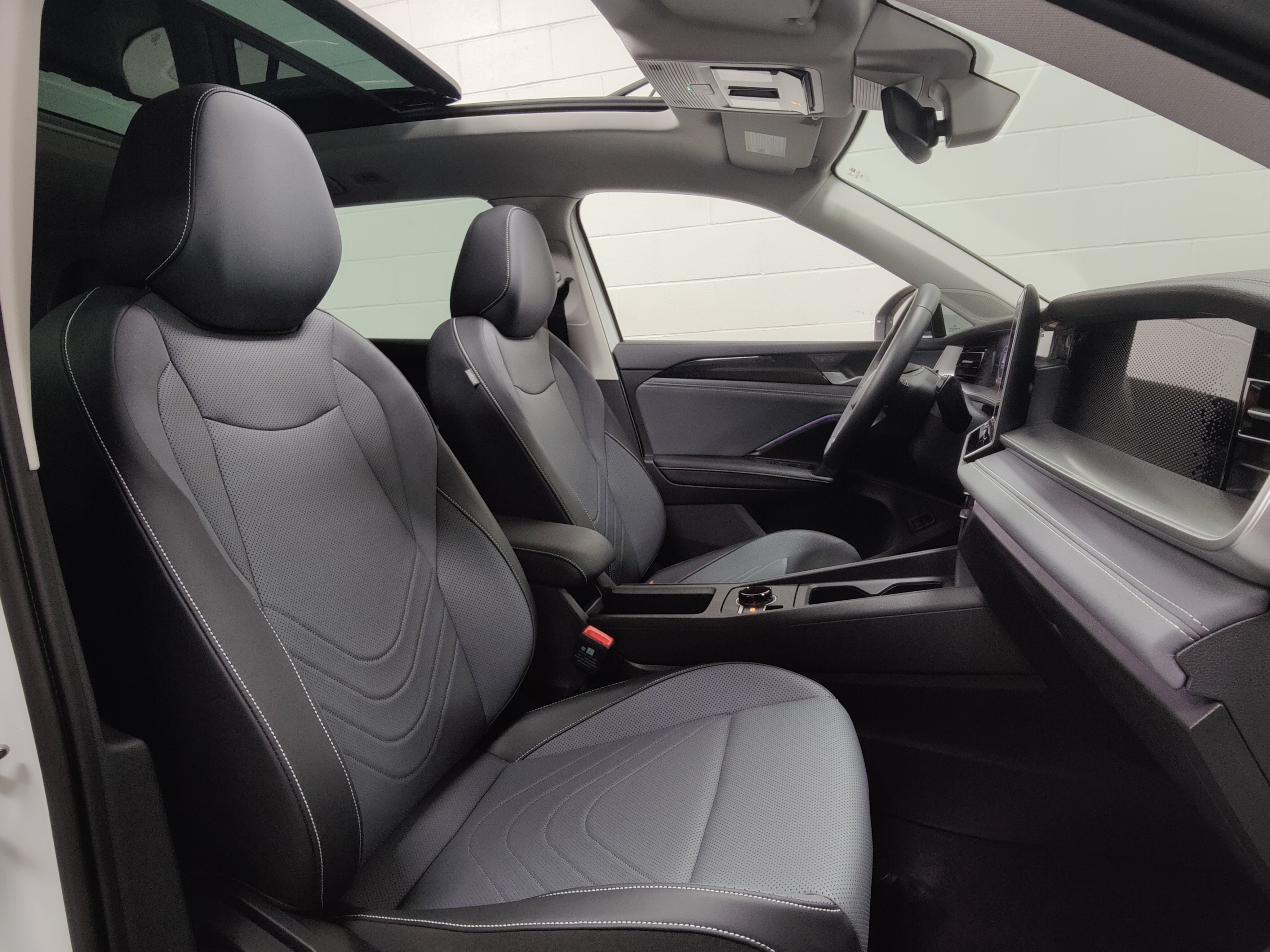 Used 2025 Volkswagen Tiguan SE w/ Panoramic Sunroof Package AWD/4WD image 5