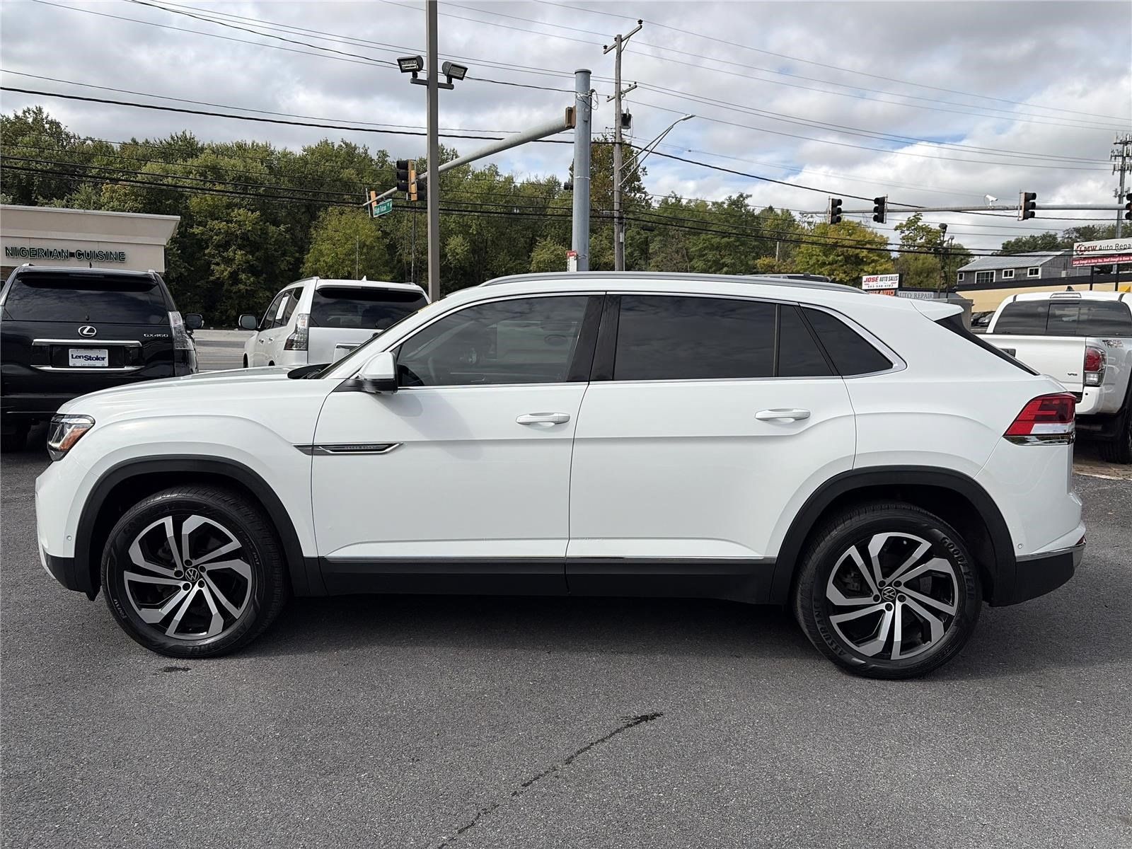 Used 2021 Volkswagen Atlas Cross Sport SEL Premium AWD/4WD image 2